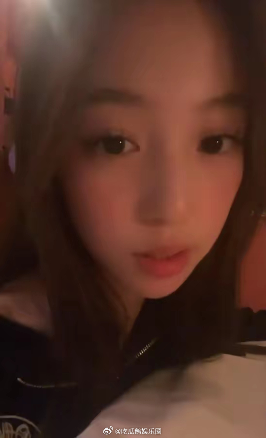 赵薇15岁女儿小四月。2 赵薇15岁女儿小四月。2