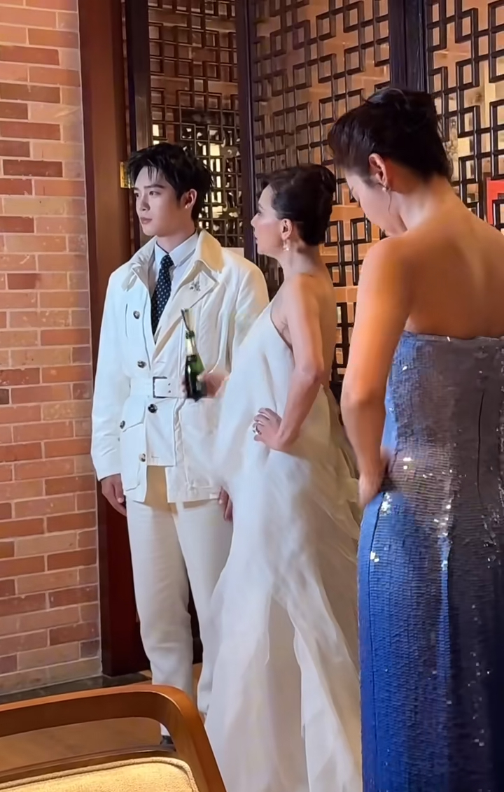 日前刘嘉玲到澳门出席活动,有网民在小红书上发布了一段现场片段,可见刘嘉玲公然举起酒瓶“挑逗”内地男星于适,更大赞对方是超级帅哥。 日前刘嘉玲到澳门出席活动,有网民在小红书上发布了一段现场片段,可见刘嘉玲公然举起酒瓶“挑逗”内地男星于适,更大赞对方是超级帅哥。