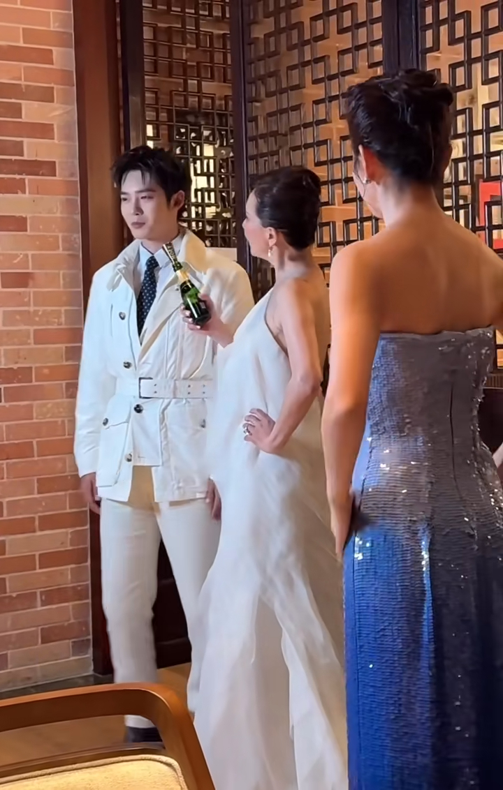 刘嘉玲身穿露背白色礼裙,站在C位与内地男星于适及李冰冰合照,期间于适似乎因为与前辈合照的关系感到紧张,神情显得格外局促,而刘嘉玲便拿起酒瓶指向于适,并说:“超级帅哥,不要这麽认真嘛!” 刘嘉玲身穿露背白色礼裙,站在C位与内地男星于适及李冰冰合照,期间于适似乎因为与前辈合照的关系感到紧张,神情显得格外局促,而刘嘉玲便拿起酒瓶指向于适,并说:“超级帅哥,不要这麽认真嘛!”