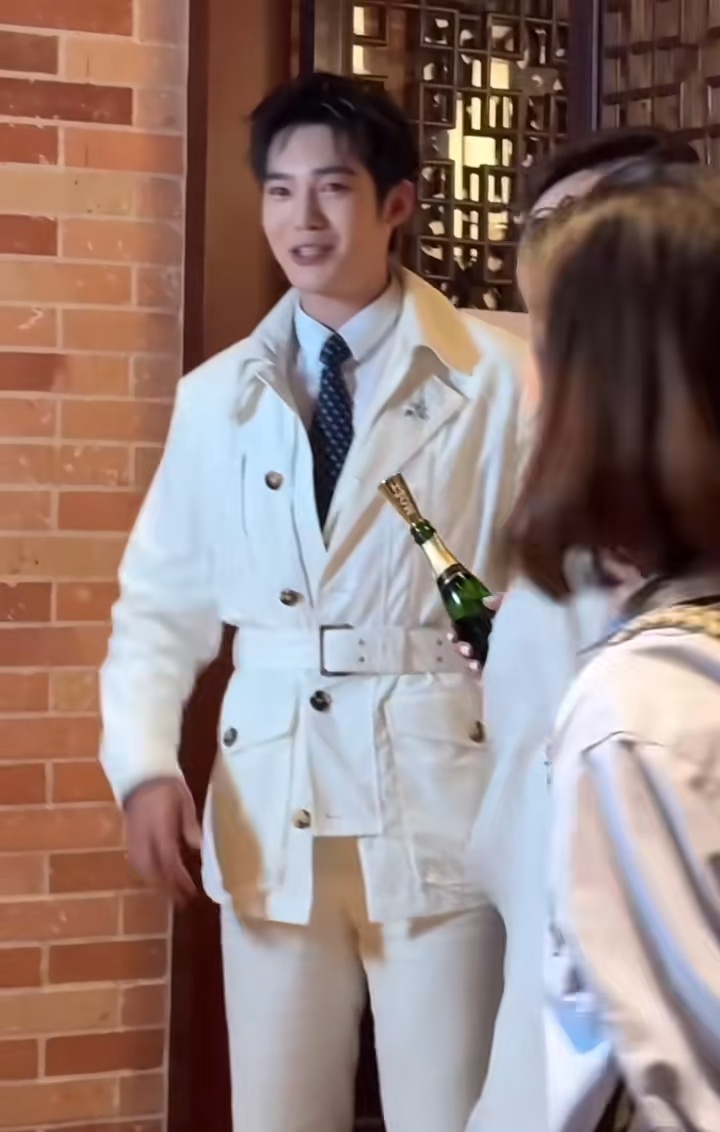 于适便表示:“害羞了害羞了”。 于适便表示:“害羞了害羞了”。