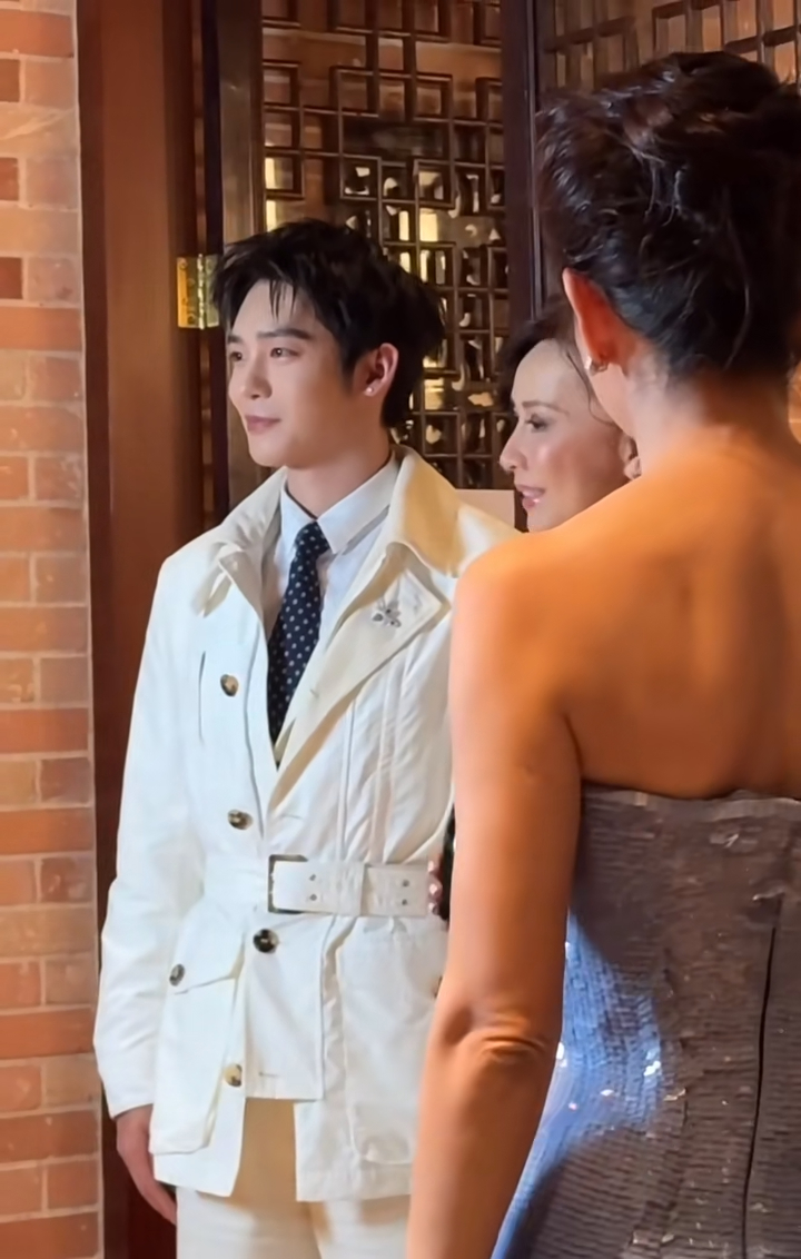 然后站在一旁的李冰冰就帮忙解围:“弟弟还小呢”,场面略为搞笑。 然后站在一旁的李冰冰就帮忙解围:“弟弟还小呢”,场面略为搞笑。