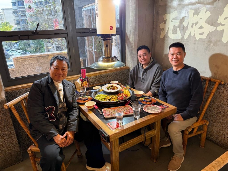 陈志华(右)邀请了艺人黎耀祥和麦长青拍摄旅客节目,广获好评。 陈志华(右)邀请了艺人黎耀祥和麦长青拍摄旅客节目,广获好评。