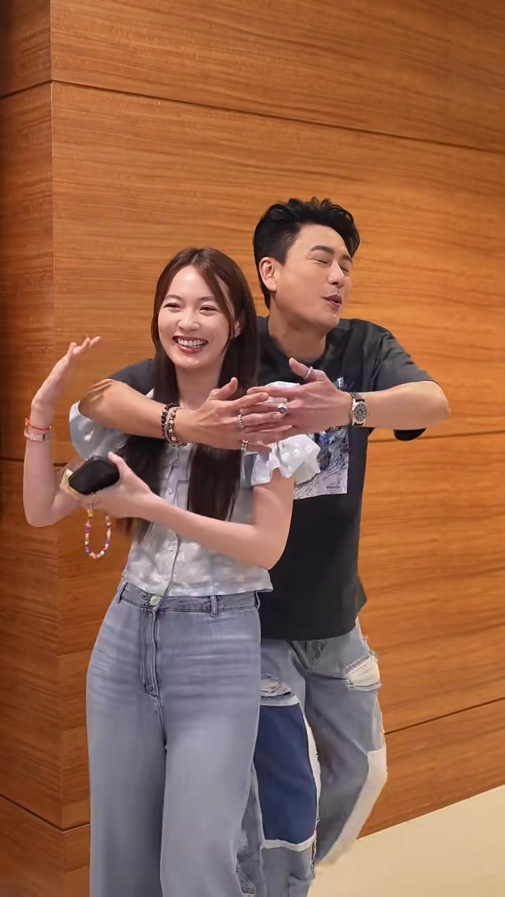 黄宗泽凌空揽住蔡洁。 黄宗泽凌空揽住蔡洁。