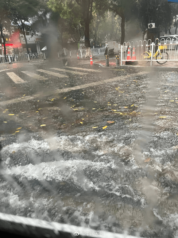广州已出现暴雨天气,南方大到暴雨将覆盖10余省份。 广州已出现暴雨天气,南方大到暴雨将覆盖10余省份。