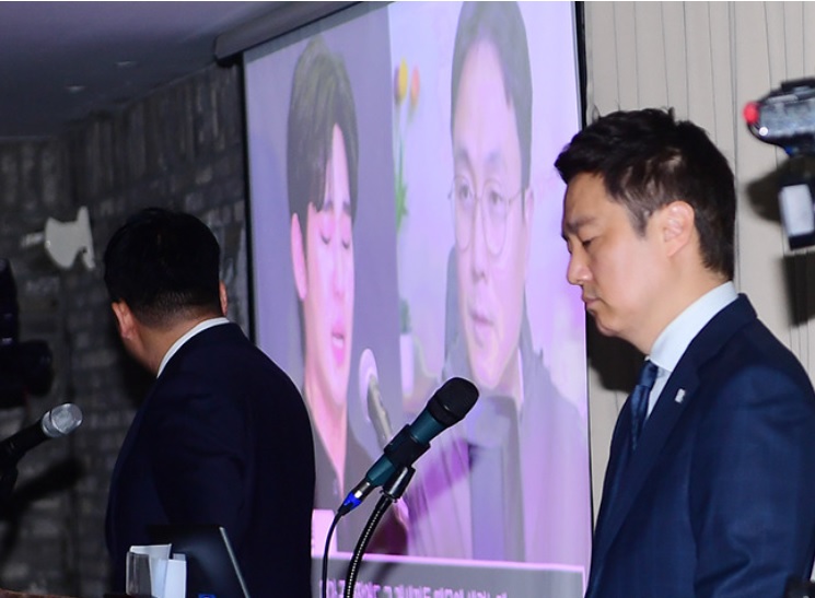 金世义在5月7日举行记者会 金世义在5月7日举行记者会