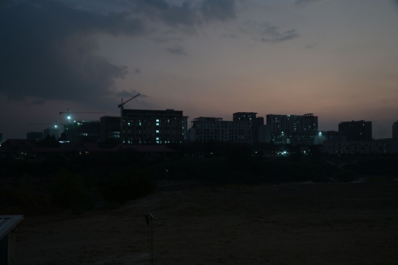 断电后的诈骗园区。 断电后的诈骗园区。