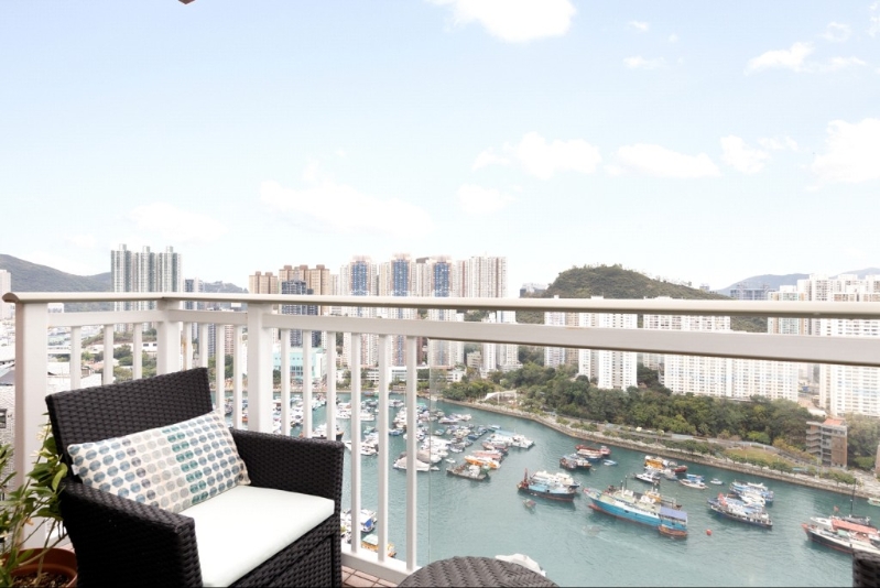 露台前临香港仔避风塘,可享渔港景致,充满悠闲气息。 露台前临香港仔避风塘,可享渔港景致,充满悠闲气息。