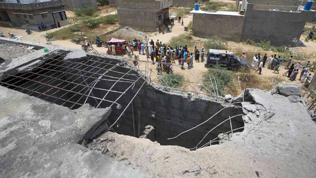疑似遭印度无人机攻击而受损的住宅屋顶 疑似遭印度无人机攻击而受损的住宅屋顶