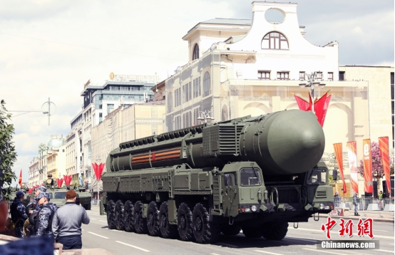 图为战车编队从市中心驶过 图为战车编队从市中心驶过