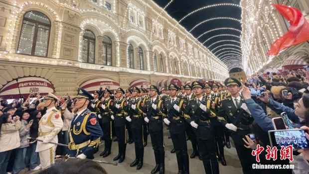 中国人民解放军仪仗司礼大队震撼亮相,受到华侨华人、留学生和当地民众热烈欢迎 中国人民解放军仪仗司礼大队震撼亮相,受到华侨华人、留学生和当地民众热烈欢迎