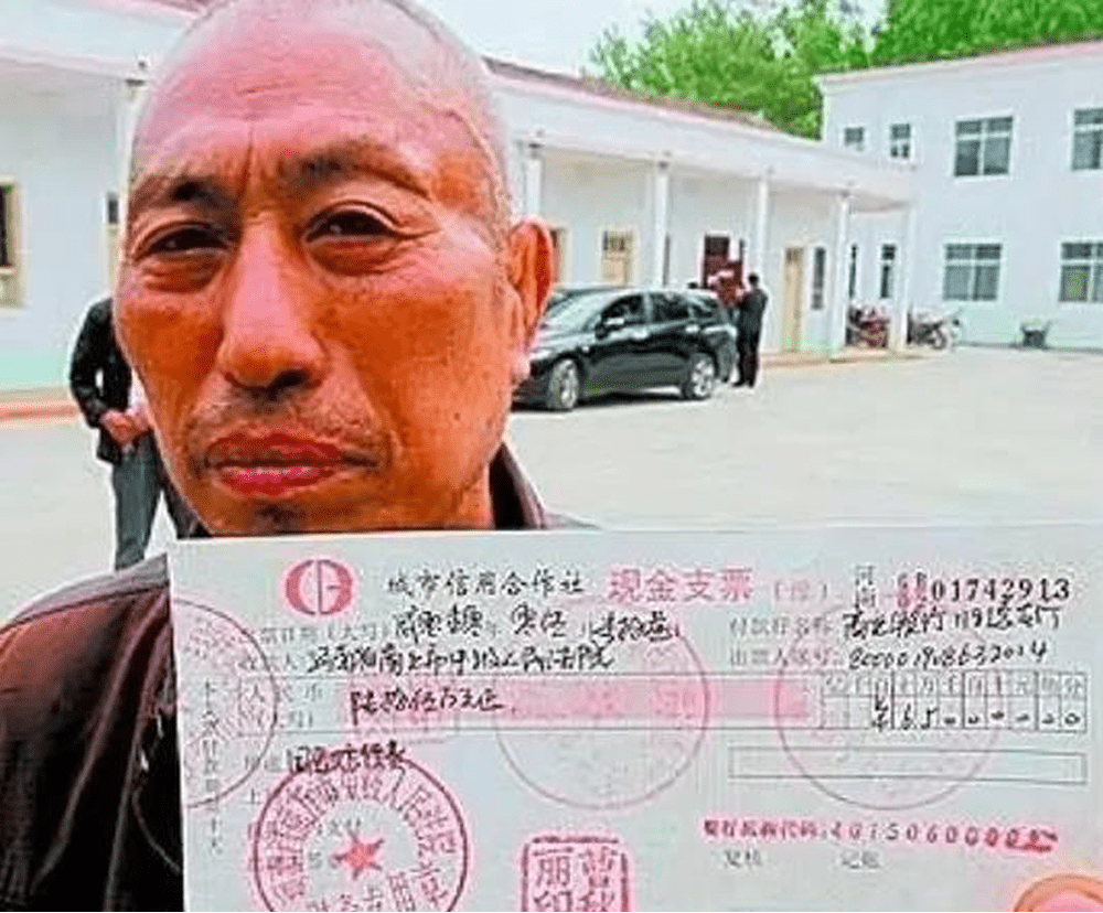 蒙冤入狱11年当事人赵作海曾65万元国家赔偿。 蒙冤入狱11年当事人赵作海曾65万元国家赔偿。