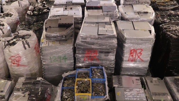 部份检获的怀疑走私电子货物及零件。海关图片 部份检获的怀疑走私电子货物及零件。海关图片