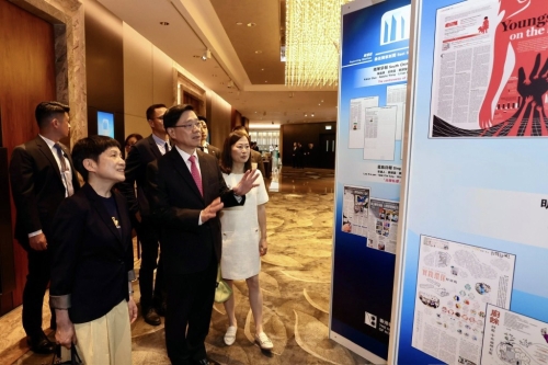 李家超(左二)在香港报业公会主席郭艳明(左一)陪同下参观展板。李家超FB 李家超(左二)在香港报业公会主席郭艳明(左一)陪同下参观展板。李家超FB