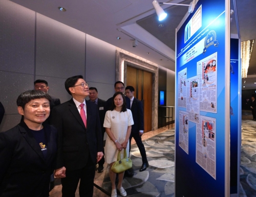 李家超(左二)在香港报业公会主席郭艳明(左一)陪同下参观展板。政府新闻处 李家超(左二)在香港报业公会主席郭艳明(左一)陪同下参观展板。政府新闻处