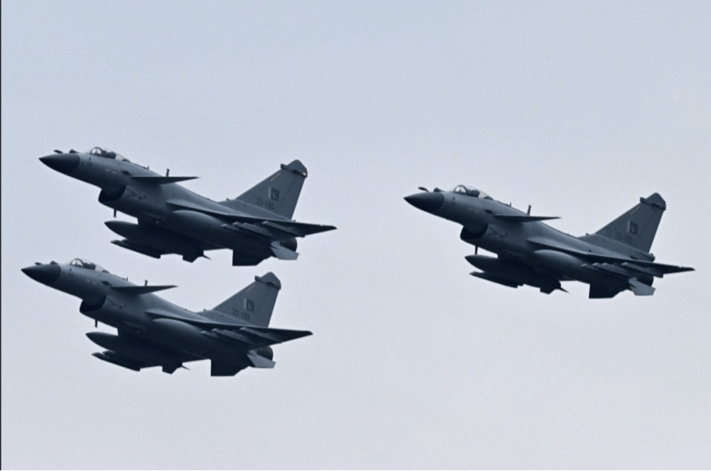 逾百战机激斗一小时 逾百战机激斗一小时