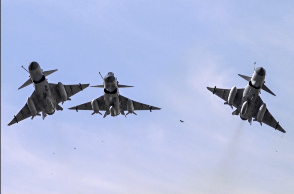 据英媒报道,印巴双方出动逾百架战机,激斗一小时,被形容为自二战以来规模最大的空战之一,更首度见证中西方先进武器正面交锋。 据英媒报道,印巴双方出动逾百架战机,激斗一小时,被形容为自二战以来规模最大的空战之一,更首度见证中西方先进武器正面交锋。