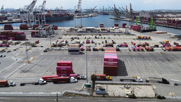 因为特朗普大幅调高进口关税,许多外国货轮停止运送货物到美国,洛杉矶港罕见出现货柜码头空荡荡的景象。 因为特朗普大幅调高进口关税,许多外国货轮停止运送货物到美国,洛杉矶港罕见出现货柜码头空荡荡的景象。