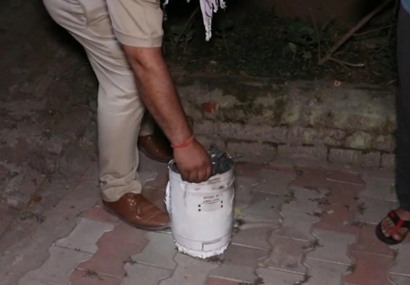 印度民众发现了中国PL-15空对空导弹残骸。 印度民众发现了中国PL-15空对空导弹残骸。