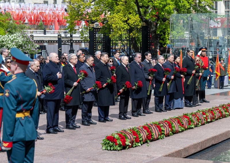 习近平同其他国家领导人一起从红场来到亚历山大花园,向无名烈士墓献花,并肃立默哀、 习近平同其他国家领导人一起从红场来到亚历山大花园,向无名烈士墓献花,并肃立默哀、