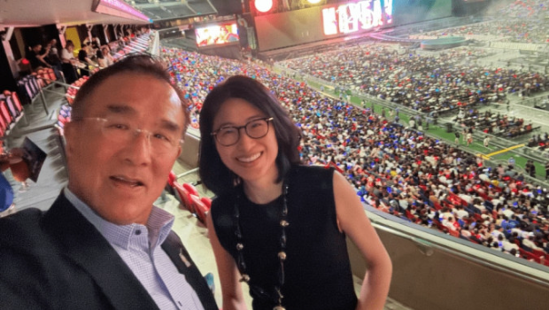 田北辰与大女儿和旧同学入场看五月天。 田北辰fb 田北辰与大女儿和旧同学入场看五月天。 田北辰fb