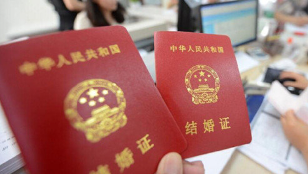 内地拟修婚姻登记制度,结婚、离婚都不必再拿户口簿。 内地拟修婚姻登记制度,结婚、离婚都不必再拿户口簿。