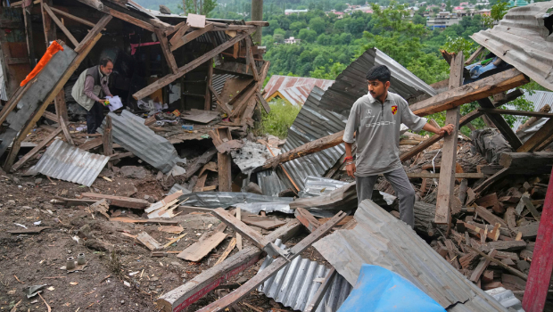 图为民众9日眼看自己的商店被夷为平地。 图为民众9日眼看自己的商店被夷为平地。