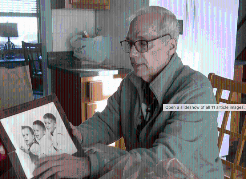 教宗良十四世的兄弟向传媒展示童年旧照片,包括教宗良十四世(左)。 教宗良十四世的兄弟向传媒展示童年旧照片,包括教宗良十四世(左)。