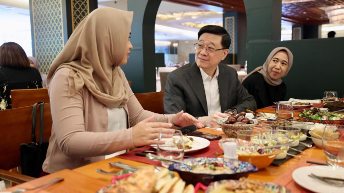 李家超视察穆斯林友善设施为中东之行铺路 李家超视察穆斯林友善设施为中东之行铺路