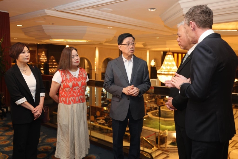 李家超在文化体育及旅游局局长罗淑佩、旅发局副总干事叶贞德等陪同下,到访尖沙咀一间穆斯林友善酒店。李家超FB图片 李家超在文化体育及旅游局局长罗淑佩、旅发局副总干事叶贞德等陪同下,到访尖沙咀一间穆斯林友善酒店。李家超FB图片