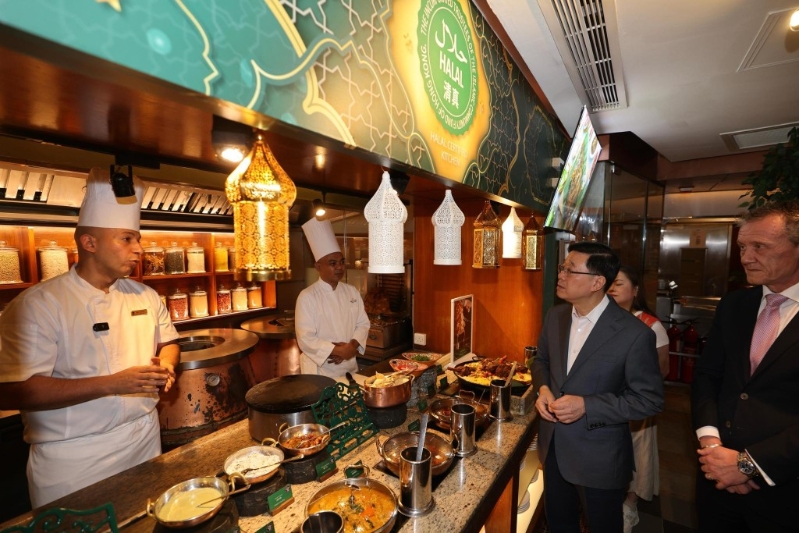 李家超又与炮制丰盛清真美食的厨师交流。 李家超FB图片 李家超又与炮制丰盛清真美食的厨师交流。 李家超FB图片