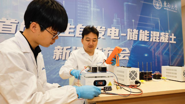 中国东南大学科研团队在展示仿生自发电─储能混凝土。 中国东南大学科研团队在展示仿生自发电─储能混凝土。