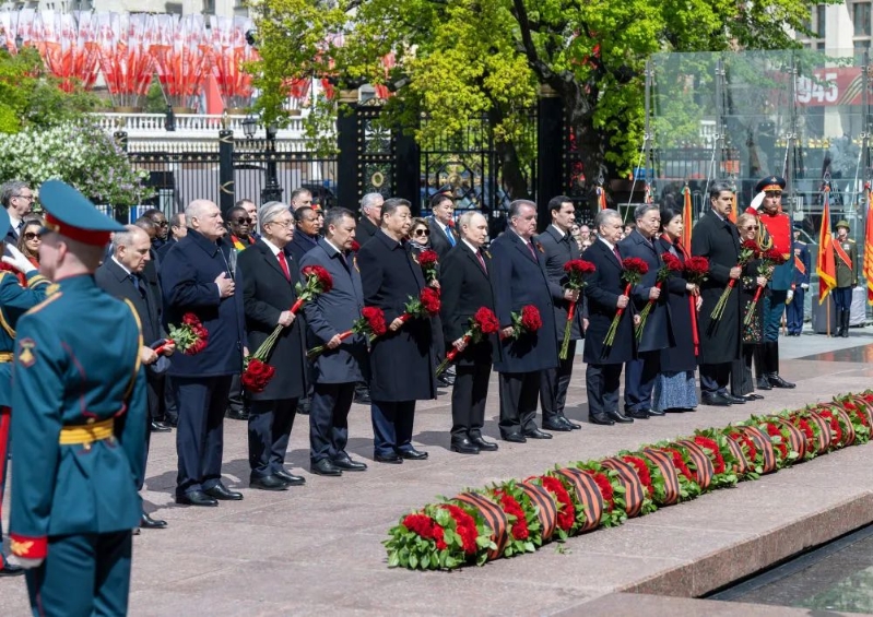 习近平主席同其他国家领导人一起从红场来到亚历山大花园,向无名烈士墓献花,并肃立默哀 习近平主席同其他国家领导人一起从红场来到亚历山大花园,向无名烈士墓献花,并肃立默哀