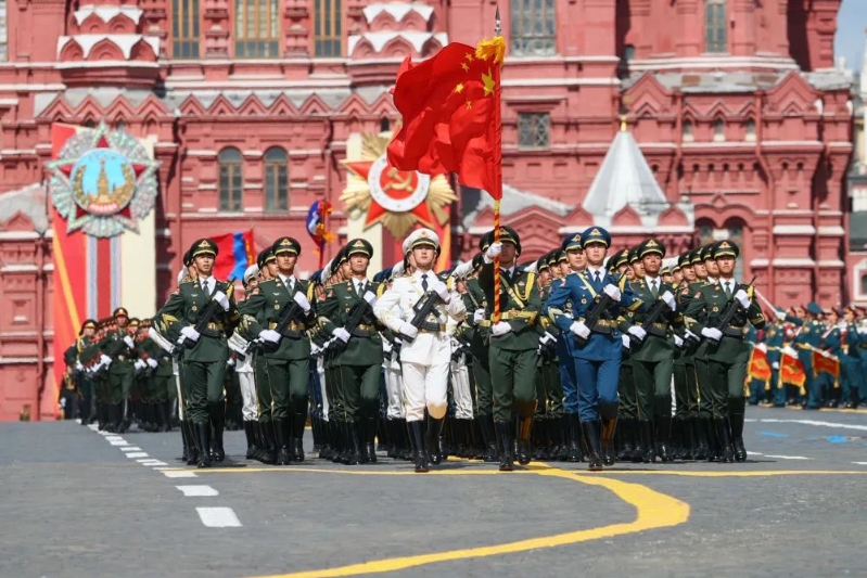 中国人民解放军三军仪仗队方队军容严整、士气高昂,迈着坚定有力的步伐走过红场。 中国人民解放军三军仪仗队方队军容严整、士气高昂,迈着坚定有力的步伐走过红场。