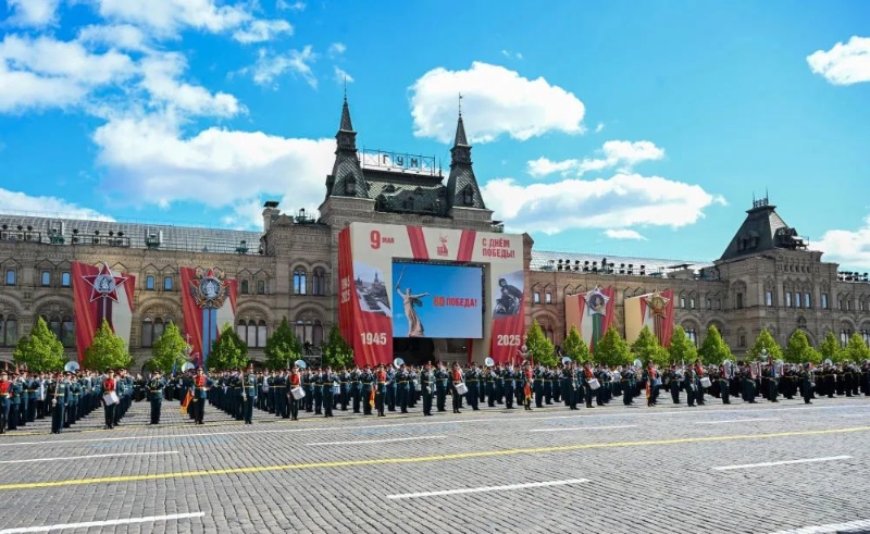 恢宏的红场一片庄严的盛典气氛。 恢宏的红场一片庄严的盛典气氛。