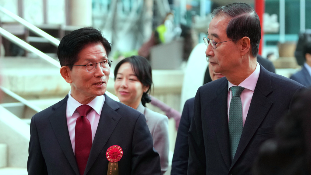 原总统候选人金文洙(左)将被撤换,由无党籍总统候选人韩悳洙(右)上阵。 原总统候选人金文洙(左)将被撤换,由无党籍总统候选人韩悳洙(右)上阵。