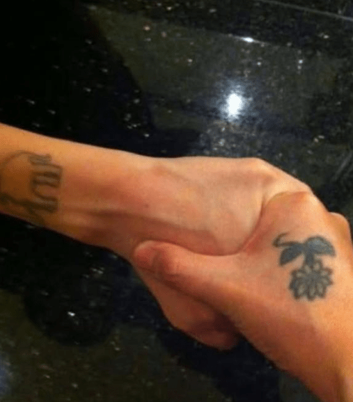 昨日(9日)小S停摆许久的Facebook罕见发文,PO出她和大S紧握着手的照片,忆及和姊姊的种种过往,小S忍着悲痛喊话:“珊,接下来我得真的振作起来了。” 昨日(9日)小S停摆许久的Facebook罕见发文,PO出她和大S紧握着手的照片,忆及和姊姊的种种过往,小S忍着悲痛喊话:“珊,接下来我得真的振作起来了。”