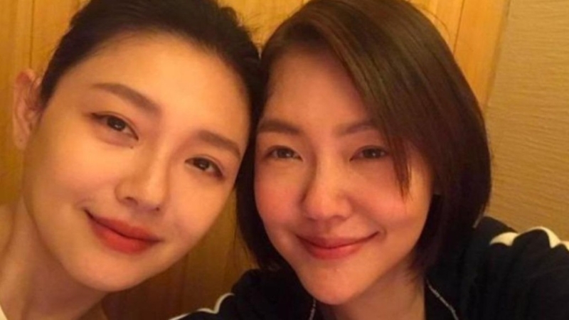 大S临终前,小S全程守护在医院,见证姊姊最后一刻,当场情绪崩溃瘫软痛哭。 大S临终前,小S全程守护在医院,见证姊姊最后一刻,当场情绪崩溃瘫软痛哭。