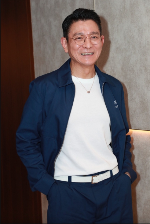 华仔自曝曾经被信任的人出卖,他才发觉生气是于事无补。 华仔自曝曾经被信任的人出卖,他才发觉生气是于事无补。