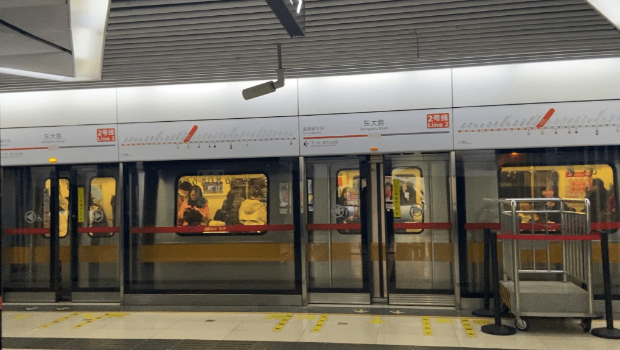 成都地铁2号线。 成都地铁2号线。