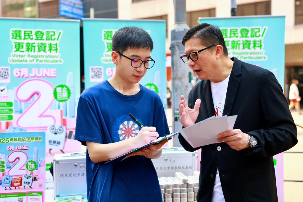 他又希望巿民跟他一样做“行动派”,花5分钟登记做选民 他又希望巿民跟他一样做“行动派”,花5分钟登记做选民