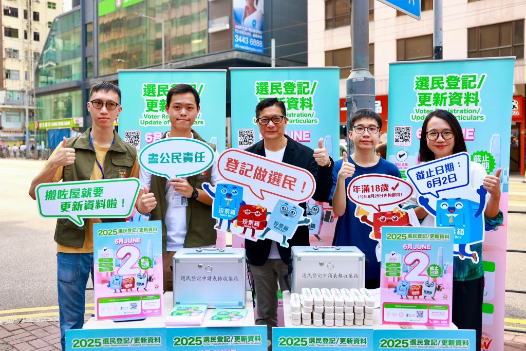 邓炳强呼吁街坊登记做选民 邓炳强呼吁街坊登记做选民