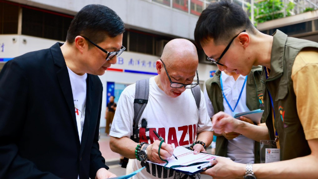 邓炳强到湾仔呼吁街坊登记做选民。 邓炳强到湾仔呼吁街坊登记做选民。