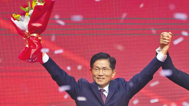 韩国执政党国民力量党原先敲定,前劳动部长金文洙代表角逐总统大位。 韩国执政党国民力量党原先敲定,前劳动部长金文洙代表角逐总统大位。