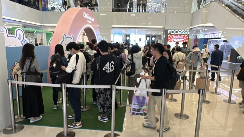 上月Chiikawa期间限定店在尖沙咀海港城登场,引来大批粉丝及黄牛到场。 上月Chiikawa期间限定店在尖沙咀海港城登场,引来大批粉丝及黄牛到场。
