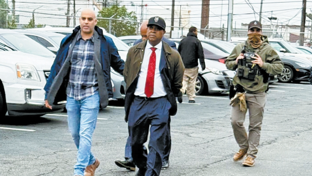 纽瓦克市长涉擅闯ICE拘留所被捕 纽瓦克市长涉擅闯ICE拘留所被捕