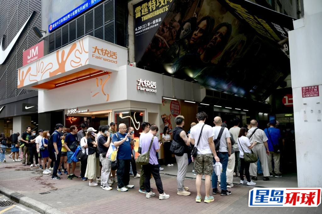 排队看戏的队伍一度排出街外 排队看戏的队伍一度排出街外