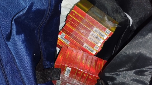 过往代购免税烟的不法之徒在口岸免税店购买一至两条香烟,继而在深圳拆去长条包装,再用胶纸捆绑每10包香烟,以减少体积,方便收藏于行李或衣服内蒙混过关返港。 过往代购免税烟的不法之徒在口岸免税店购买一至两条香烟,继而在深圳拆去长条包装,再用胶纸捆绑每10包香烟,以减少体积,方便收藏于行李或衣服内蒙混过关返港。