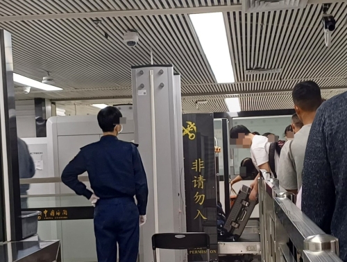 深圳海关利用X光机和人脸识别系统精准截查超额携带香烟的入境人士。 深圳海关利用X光机和人脸识别系统精准截查超额携带香烟的入境人士。