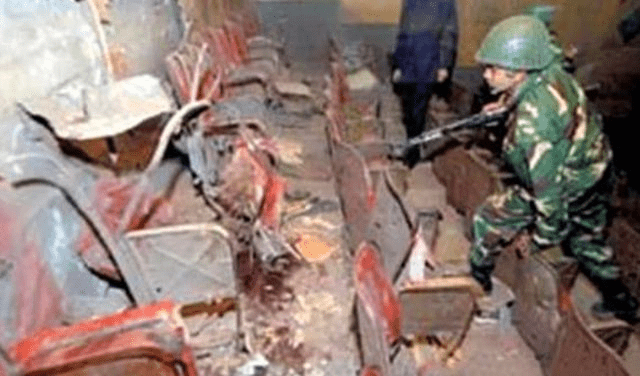 爆炸后的电影院。 爆炸后的电影院。