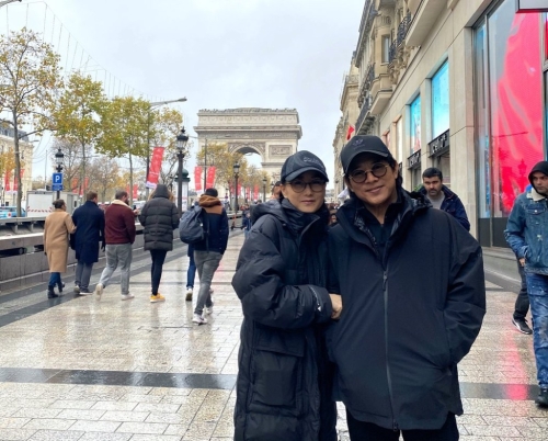 李连杰与太太利智结婚多年,依然很恩爱。 李连杰与太太利智结婚多年,依然很恩爱。